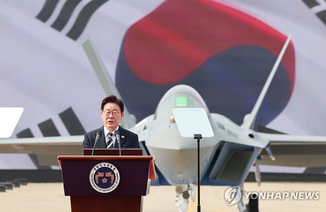 이재명 대통령이 25일 경남 사천 한국항공우주산업(KAI)에서 열린 KF-21 양산 1호기 출고식에서 격려사를 하고 있다. /연합뉴스