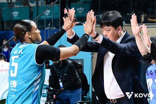 실바(왼쪽)와 이영택 감독이 하이파이브하고 있다. /한국배구연맹 제공