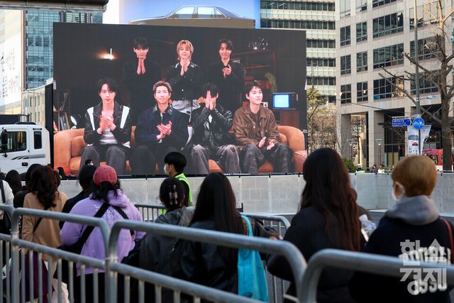21일 오후 서울 세종대로 광화문광장에서 열리는 방탄소년단(BTS) 컴백 라이브 공연을 앞두고&nbsp; 시민과 외국인 관광객들이 입장하고 있다./ 이호형 기자 leemario@sporbiz.co.kr 2026.03.21.