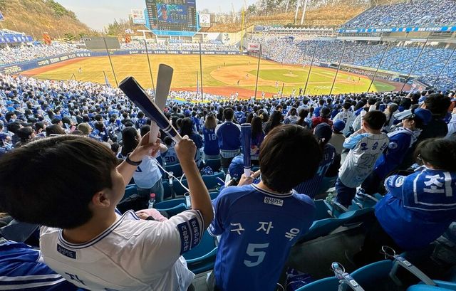 22일 시범경기가 열린 삼성 라이온즈파크에 관중들이 빼곡하게 들어차 있다. /연합뉴스