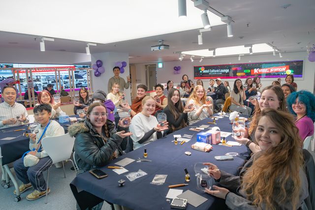 자개공예 체험에 참가한 외국인들 모습. /서울관광재단 제공