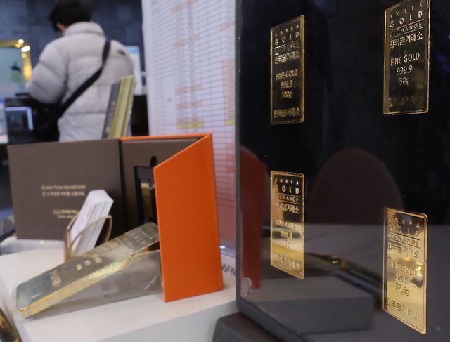 최근 국제 정제 불안에도 금값이 이달 들어 급락하면서 관련 ETF 수익률이 하락세를 나타내고 있다. /사진=연합뉴스