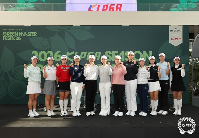 KLPGA 홍모 모델 12인 단체 촬영 모습. /KLPGA 제공