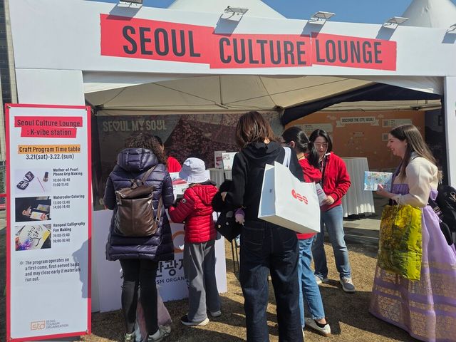 컬쳐라운지 상시 체험 부스에 참가한 외국인들 모습. /서울관광재단 제공