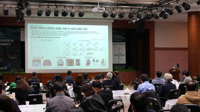 뉴엔AI 박은정 이사가 ‘패션 인공지능 커넥트 2026’ 세미나에서 ‘패션 산업 특화 인텔리전스 플랫폼’을 발표하고 있다./ 뉴엔AI