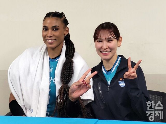 실바(왼쪽)와 안혜진이 24일 준PO 승리 후 기자회견에 앞서 포즈를 취하고 있다. /신희재 기자