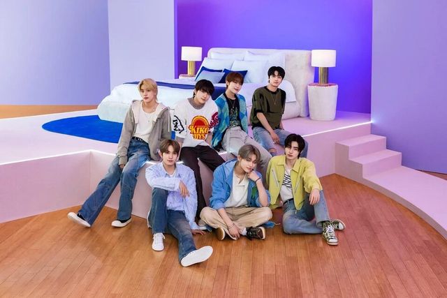 에어비앤비가 지난해 엔하이픈과 함께한 DDP 이벤트. 에어비앤비는 K팝 그룹들과 협업해 여러 행사를 진행하고 있다./에어비앤비