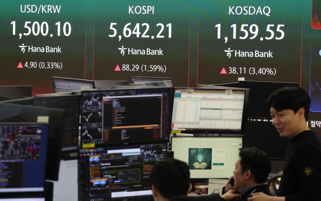 코스피가 25일 미국과 이란 간 종전 기대감에도 불구하고 장중 상승폭을 줄여 5640대로 장을 마쳤다. /사진=연합뉴스