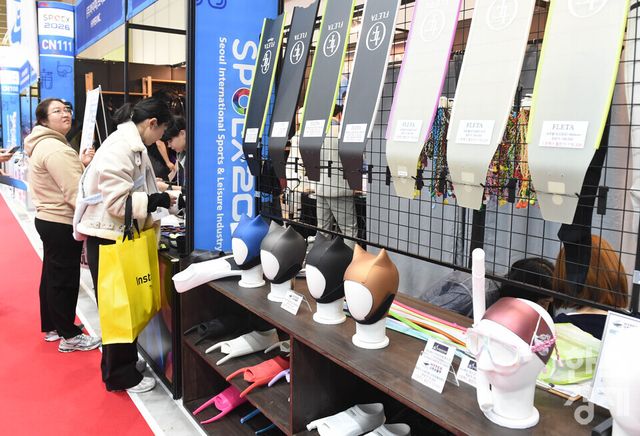 26일 서울 강남구 코엑스에서 열린 2026 서울국제스포츠레저산업전(SPOEX 2026) 에서 방문객들이 아쿠아 제품을 둘러보고 있다./ 이호형 기자 leemario@sporbiz.co.kr 2026.03.26