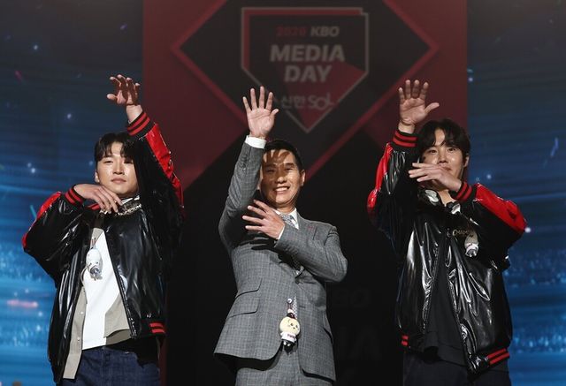 박해민(왼쪽부터), 염경엽 감독, 임찬규가 세리머니하고 있다. /연합뉴스