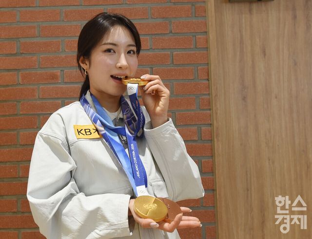 2026 밀라노-코르티나 동계올림픽 쇼트트랙 금메달리스트 김길리가 20일 서울 송파구 방이동 올림픽파크텔에서 올림픽 메달을 깨물어 보이고 있다. /이호형 기자