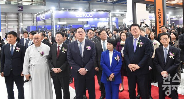 하형주 국민체육진흥공단 이사장,진종오 국회의원,윤진식 한국무역협회장이 26일 오전 서울 강남구 코엑스에서 열린 2026 서울국제스포츠레저산업전(SPOEX 2026) 매트릭스 부스서 참석자들과 설명을 듣고 있다./ 이호형 기자 leemario@sporbiz.co.kr 2026.03.26