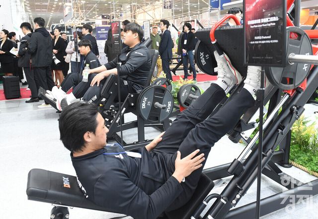 26일 오전 서울 강남구 코엑스에서 열린 2026 서울국제스포츠레저산업전(SPOEX 2026) 에서 디랙스 부스 관계자들이 헬스 기구를 선보이고 있다./ 이호형 기자 leemario@sporbiz.co.kr 2026.03.26