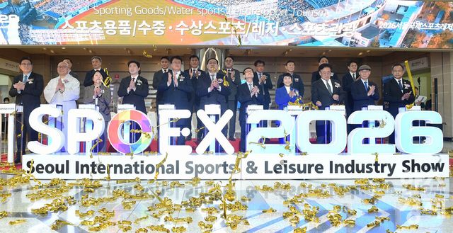 하형주 국민체육진흥공단 이사장,진종오 국회의원,윤진식 한국무역협회장이 26일 오전 서울 강남구 코엑스에서 열린 2026 서울국제스포츠레저산업전(SPOEX 2026) 개막식에서 내빈들과 세레머니를 펼치고 있다./ 이호형 기자 leemario@sporbiz.co.kr 2026.03.26