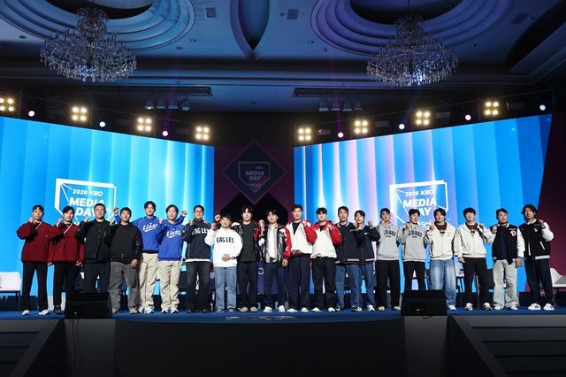 프로야구 10개 구단 대표 선수들이 단체 사진을 촬영하고 있다. /연합뉴스