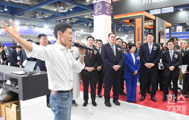 하형주 국민체육진흥공단 이사장,진종오 국회의원,윤진식 한국무역협회장이 26일 오전 서울 강남구 코엑스에서 열린 2026 서울국제스포츠레저산업전(SPOEX 2026) 매트릭스 부스서 참석자들과 설명을 듣고 있다./ 이호형 기자 leemario@sporbiz.co.kr 2026.03.26