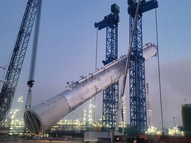 울산 석유화학단지 에쓰오일 샤힌 프로젝트 건설 현장에서 TLS(Tower Lifting System)를 활용해 프로필렌 분리 타워를 수직으로 세우고 있는 모습./ 에쓰오일
