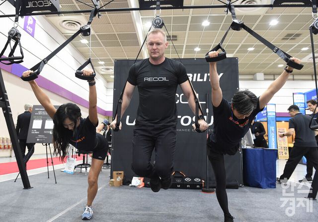 26일 오전 서울 강남구 코엑스에서 열린 2026 서울국제스포츠레저산업전(SPOEX 2026) 에서 리코일 로버트 보울스 대표가 직원들과 스틱모빌리티 제품을 선보이고 있다./ 이호형 기자 leemario@sporbiz.co.kr 2026.03.26