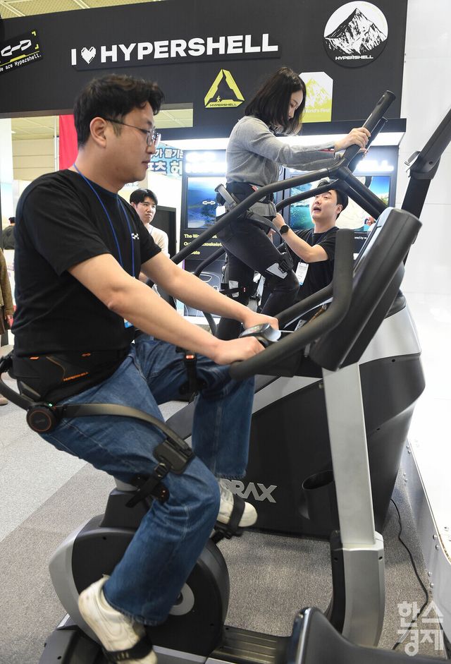 26일 오전 서울 강남구 코엑스에서 열린 2026 서울국제스포츠레저산업전(SPOEX 2026) 에서 방문객들이 산악용 하이퍼쉘 체험을 하고 있다./ 이호형 기자 leemario@sporbiz.co.kr 2026.03.26