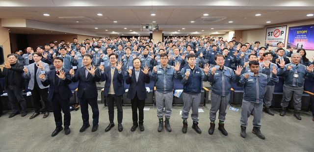 남궁금성 삼성중공업 안전보건경영책임자(오른쪽 네번째)와 최원영 노동자협의회 위원장(오른쪽 세번째), 김인철 부산지방고용노동청 통영지청장(왼쪽 네번째), 정종득 안전보건공단 부산광역본부장(왼쪽 세번째) 등이 작업중지권 카드와 함께 '멈춰' 구호를 외치고 있다./삼성중공업