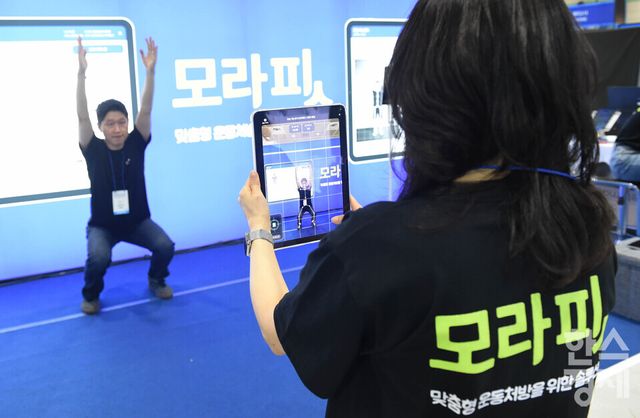 26일 오전 서울 강남구 코엑스에서 열린 2026 서울국제스포츠레저산업전(SPOEX 2026) 에서 방문객이 모라핏 부스서 맞춤형 운동처방 솔루션을 체험하고 있다./ 이호형 기자 leemario@sporbiz.co.kr 2026.03.26