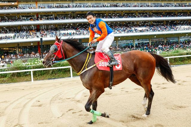 2022년 코리아컵에서 우승한 '위너스맨'과 서승운 기수. /한국마사회 제공