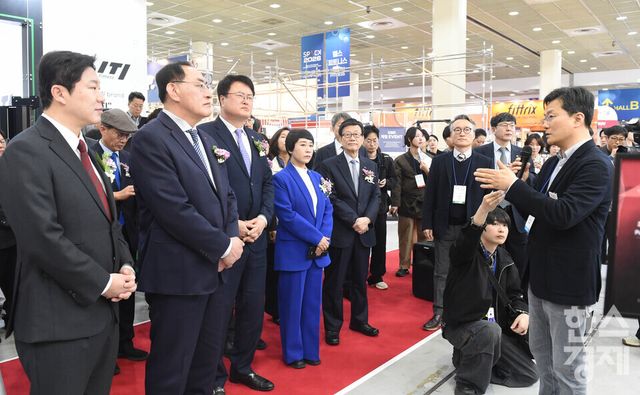 하형주 국민체육진흥공단 이사장,진종오 국회의원,윤진식 한국무역협회장이 26일 오전 서울 강남구 코엑스에서 열린 2026 서울국제스포츠레저산업전(SPOEX 2026) 디랙스 부스서 참석자들과 설명을 듣고 있다./ 이호형 기자 leemario@sporbiz.co.kr 2026.03.26