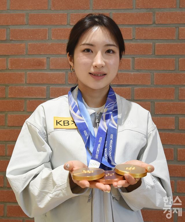 2026 밀라노-코르티나 동계올림픽 쇼트트랙 금메달리스트 김길리가 20일 서울 송파구 방이동 올림픽파크텔에서 미소를 짓고 있다. /이호형 기자