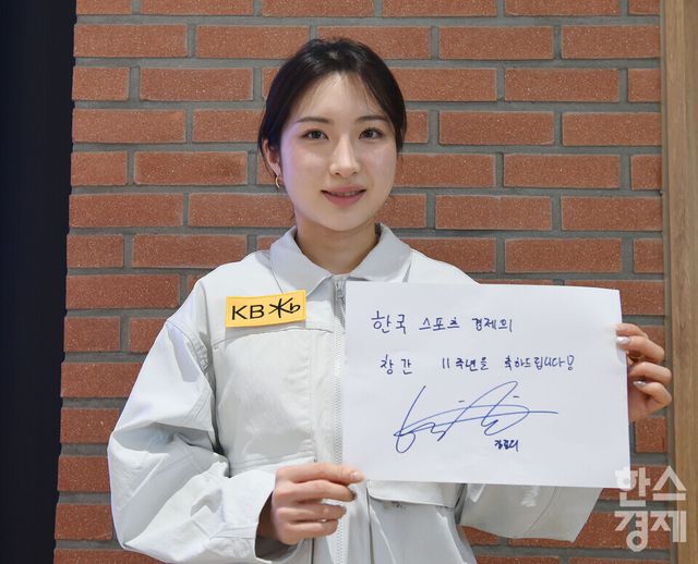 2026 밀라노-코르티나 동계올림픽 쇼트트랙 금메달리스트 김길리가 20일 서울 송파구 방이동 올림픽파크텔에서 본지 창간 축하 사인을 한 후 포즈를 취하고 있다. /이호형 기자