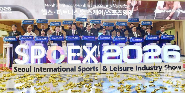 하형주 국민체육진흥공단 이사장,진종오 국회의원,윤진식 한국무역협회장이 26일 오전 서울 강남구 코엑스에서 열린 2026 서울국제스포츠레저산업전(SPOEX 2026) 개막식에서 내빈들과&nbsp; 개막 세레머니를 펼치고 있다./ 이호형 기자 leemario@sporbiz.co.kr 2026.03.26