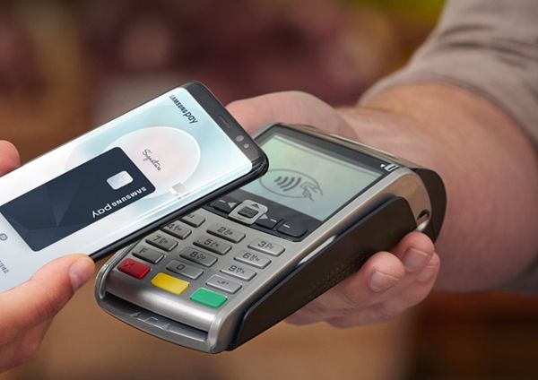 간편결제 앱을 통한 오프라인 결제 장면. / 연합뉴스&nbsp;