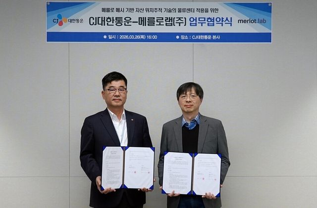 지난 26일 서울 종로구 CJ대한통운 본사에서 진행된 측위기술 공동개발 업무협약식에서 윤철주 CJ대한통운 FT본부장(왼쪽)과 신소봉 메를로랩 대표가 기념 촬영을 하고 있다./CJ대한통운