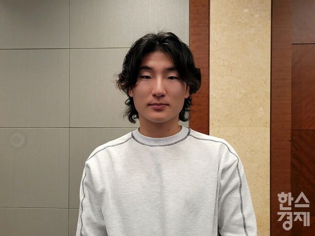 곽빈이 26일 미디어데이에서 인터뷰한 후 촬영에 응하고 있다. /신희재 기자