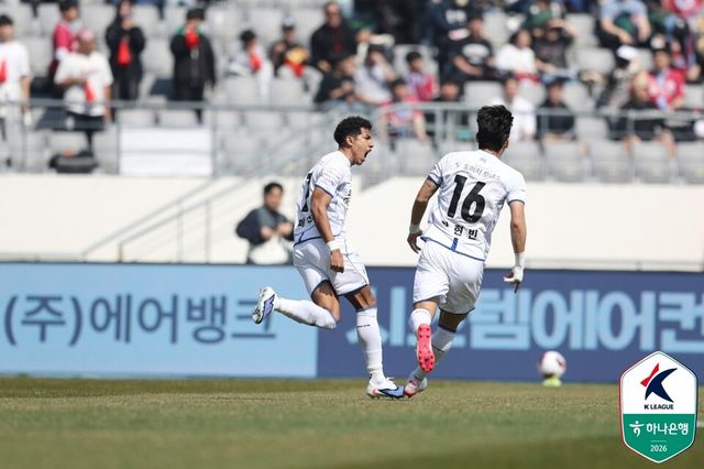 수원 삼성의 선제골을 넣은 페신이 박현빈(16번)과 기뻐하고 있다. /한국프로축구연맹 제공