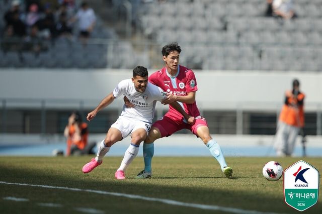 수원 삼성 브루노 실바와 용인FC 김현준이 볼 다툼을 벌이고 있다. /한국프로축구연맹 제공