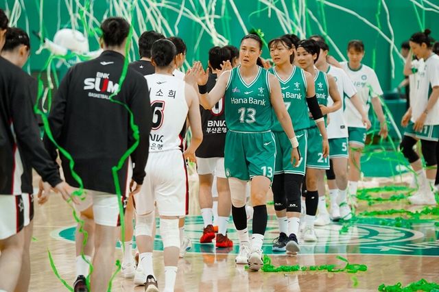 하나은행 선수단이 승리 후 BNK 선수들과 하이파이브하고 있다. /WKBL 제공