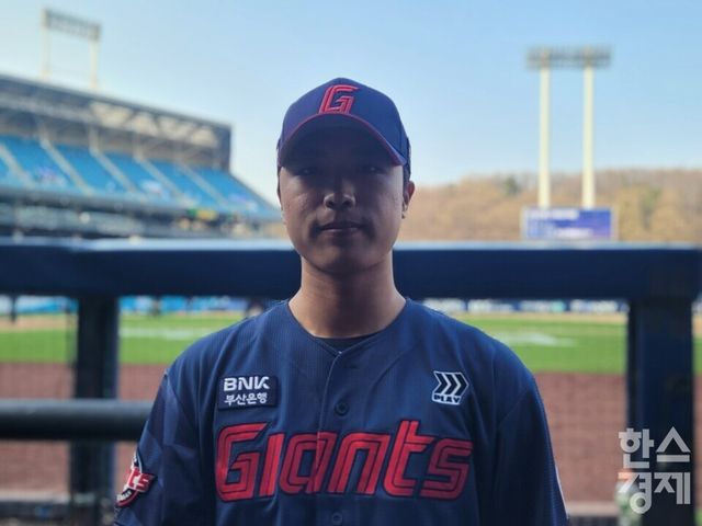 박정민이 28일 대구 삼성라이온즈파크에서 개막전을 마치고 더그아웃에서 인터뷰한 후 촬영에 응하고 있다. /신희재 기자