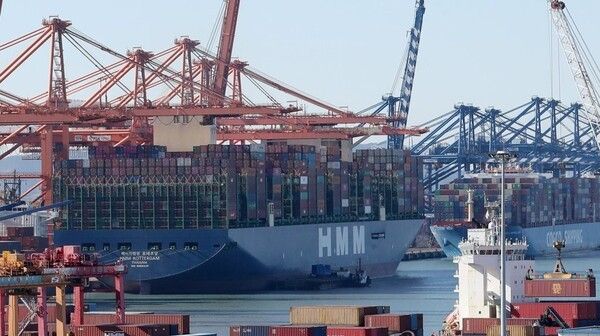 HMM 소속 컨테이너선이 항만에 접안해 있다./연합뉴스