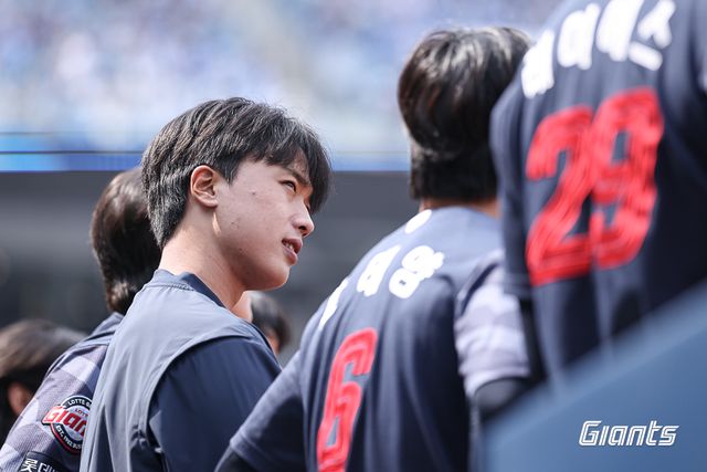 박정민이 더그아웃에서 대기하고 있다. /롯데 자이언츠 제공
