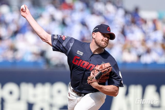 비슬리가 역투하고 있다. /롯데 자이언츠 제공