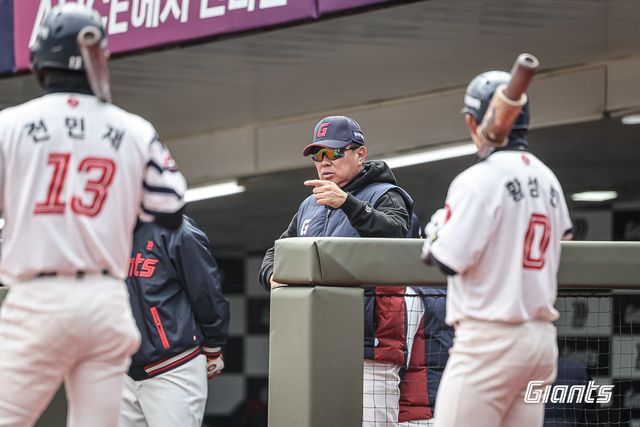 김태형 감독이 타격 훈련 도중 지시를 내리고 있다. /롯데 자이언츠 제공