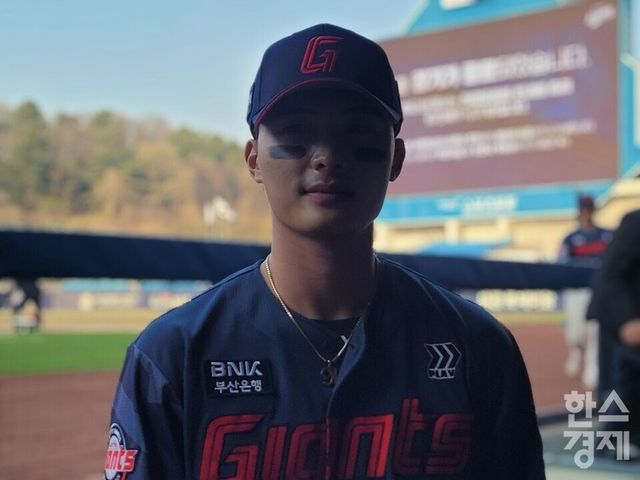 윤동희가 개막전을 마치고 더그아웃에서 인터뷰한 후 촬영에 응하고 있다. /신희재 기자