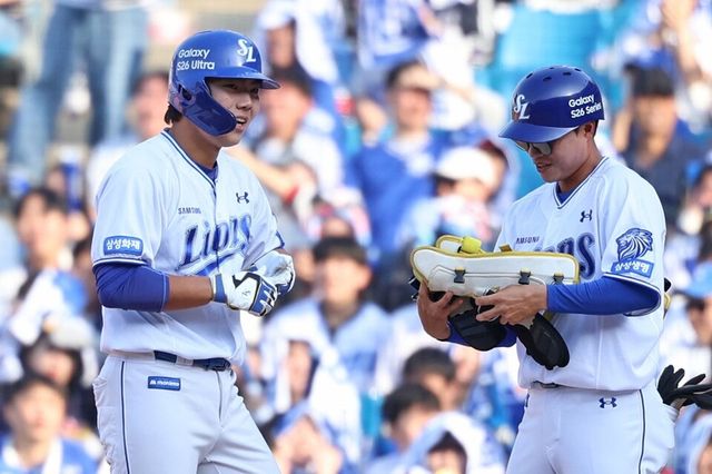 함수호(왼쪽)가 8회 적시타를 친 후 기뻐하고 있다. /삼성 라이온즈 제공