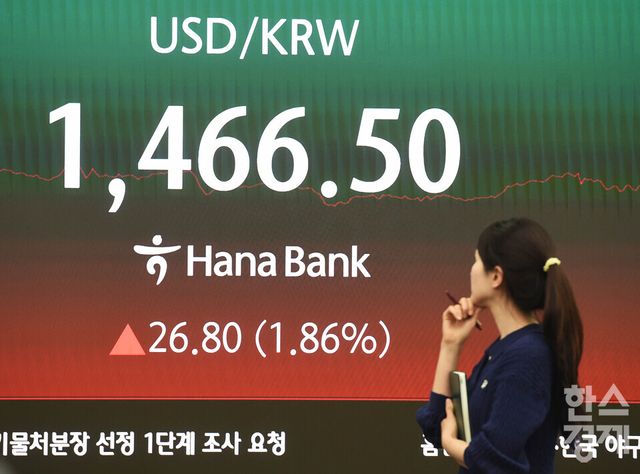 3일 오후 코스피가 전장 종가보다 452.22 포인트(7.24%) 하락하며 5,791.91로, 코스닥은 55.08포인트(4.62%) 내린 1,137.70로 장을 마감한 가운데, 서울 중구 하나은행본점 딜링룸에서 직원들이 업무를 보고 있다. 서울외환시장에서 달러/원 환율은 전장 대비27.30원 오른 1,467.00원에 거래를 마감했다./ 이호형 기자 leemario@sporbiz.co.kr 2026.03.03