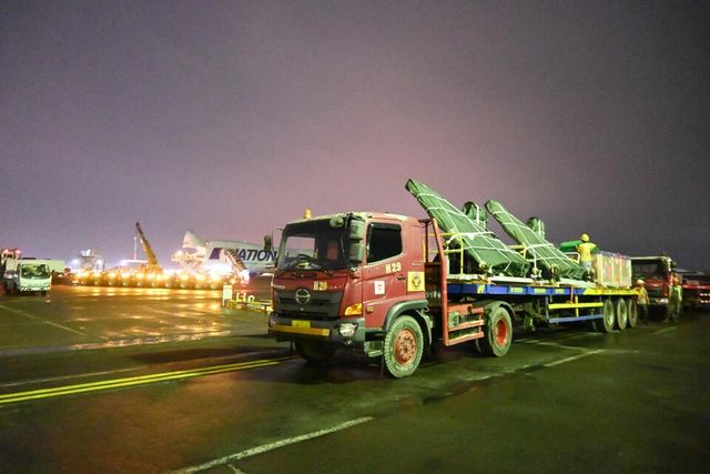 CJ대한통운이 인도네시아 주안다공항에서 T-50i의 수직꼬리날개를 무진동차량에 적재하고 있다./CJ대한통운