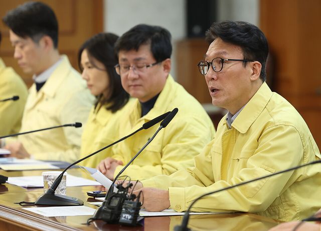 김민석 국무총리(맨 오른쪽)가 2일 서울 종로구 정부서울청사 대회의실에서 열린 중동 상황점검 관련 긴급 관계부처회의에서 모두발언을 하고 있다. /연합뉴스