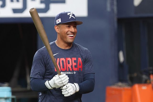 존스가 1일 일본 교세라돔에서 대표팀 훈련 도중 미소 짓고 있다. /연합뉴스