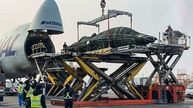 CJ대한통운이 인천공항에서 인도네시아로 보낼 T-50i 훈련기의 동체를 화물기에 적재하고 있다. 훈련기는 동체, 날개, 수직꼬리날개, 엔진 등 4개의 핵심부품으로 분해된 상태에서 운송된 후 현지에서 재조립됐다./CJ대한통운