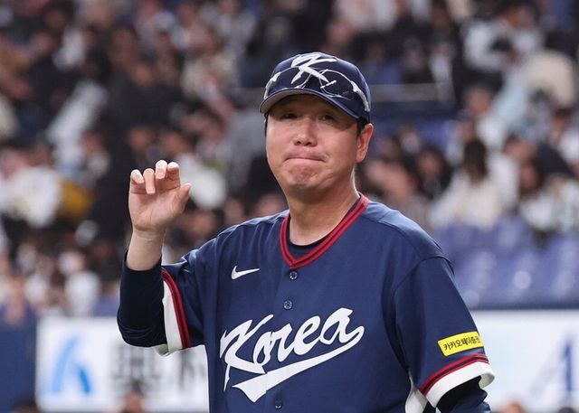 류지현 감독이 3일 일본 교세라돔에서 연습경기를 마친 후 관중들에게 인사하고 있다. /연합뉴스