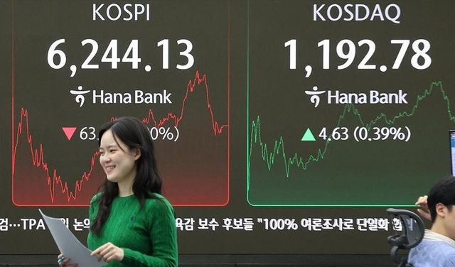 지난 달 27일 서울 중구 하나은행 본점 딜링룸 현황판에 코스피, 코스닥 지수가 표시돼 있다. 이날 코스피는 전 거래일 대비 63.14p(1.00%) 내린 6244.13으로 코스닥 지수는 전장보다 4.63p(0.39%) 오른 1192.78으로 마감했다./연합뉴스